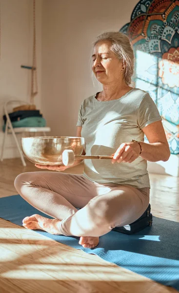Meditation Äldre Kvinna Och Mindfulness Zen Och Yoga Fitness Studio — Stockfoto