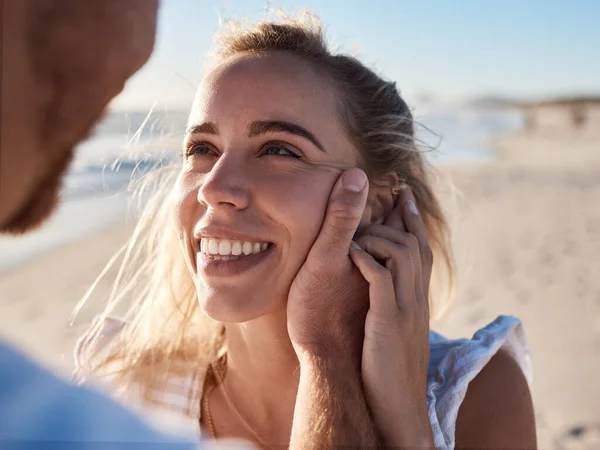 Mujer Cara Mano Hombre Por Amor Apoyo Cuidado Juntos Playa —  Fotos de Stock