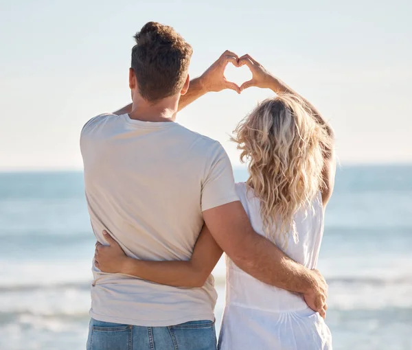 Liebe Herz Und Hände Eines Paares Strand Als Reiseziel Glücklich — Stockfoto