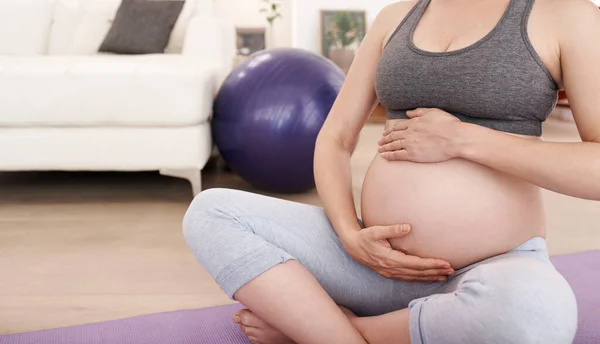Doğmamış Bebeğine Sevgi Gösteriyorum Evde Egzersiz Yapan Hamile Bir Kadın — Stok fotoğraf
