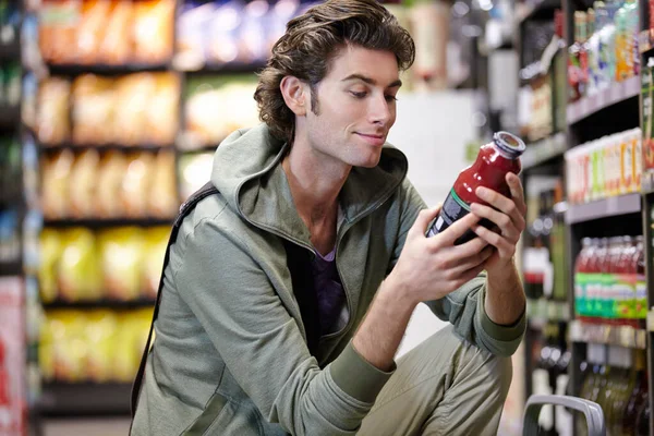 Iyi Bir Ürün Genç Bir Adam Bir Ürünün Etiketine Bakıyor — Stok fotoğraf