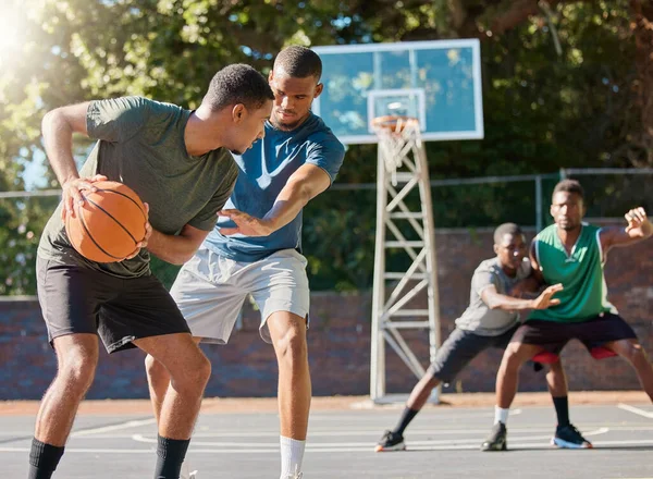 Basketbol Spor Bir Rakiple Sahada Oynayan Siyahi Bir Sporcuyla Rekabet — Stok fotoğraf