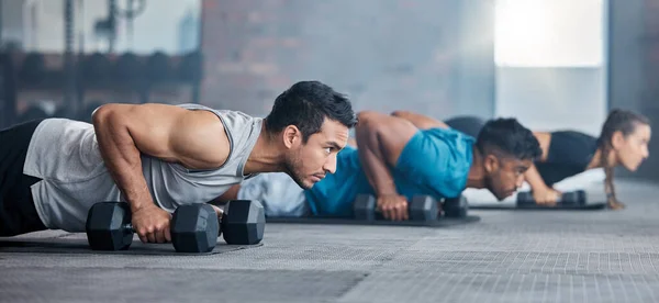 Spor Salonundaki Erkekler Kadınlar Dambıllar Sağlık Için Antrenman Fitness Egzersizleri — Stok fotoğraf
