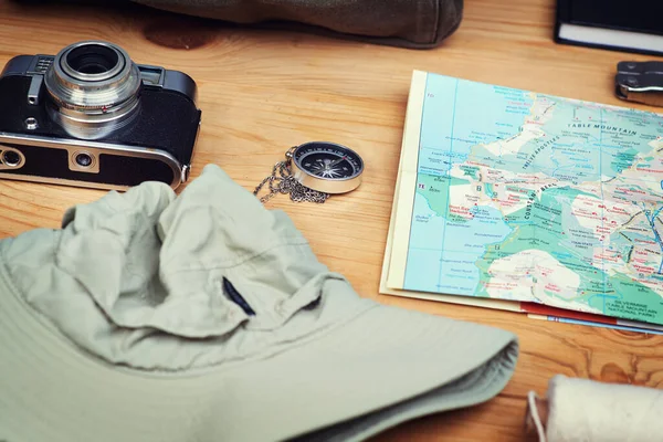 Abenteuer Gibt Genug Kamera Karte Kompass Und Hut Auf Einem — Stockfoto