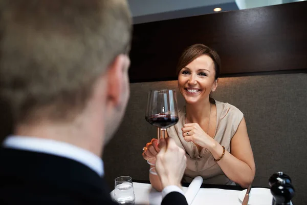 Porter Toast Une Occasion Spéciale Couple Dînant Dans Restaurant — Photo