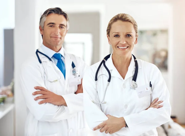 Lämna Din Hälsa Våra Trygga Händer Beskärda Porträtt Två Läkare — Stockfoto