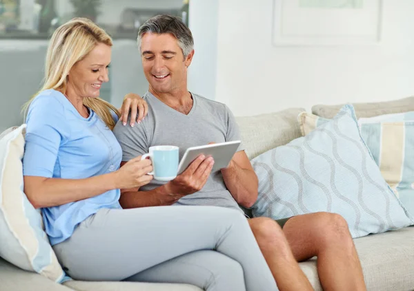 Spending Some Time Couch Surfing Mature Couple Sitting Home Using — Stock Photo, Image