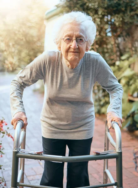 Retrato Anciana Andando Parque Para Salud Bienestar Sol Saludable Libertad —  Fotos de Stock