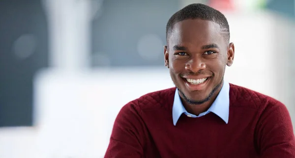 Başarı Gülümsemeye Değer Ofisteki Masada Oturan Gülümseyen Genç Bir Adamının — Stok fotoğraf