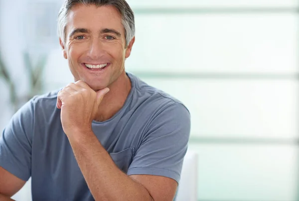 Has Carefree Confidence Him Handsome Mature Man Relaxing Home — Stock Photo, Image