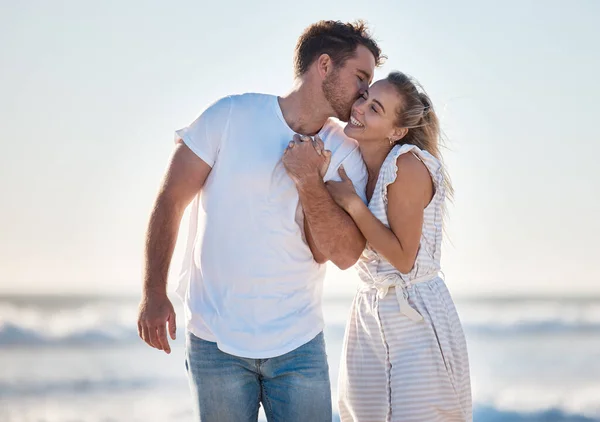 Ευτυχισμένοι Ερωτευμένοι Και Ζευγάρι Στην Παραλία Ενώ Βρίσκονται Διακοπές Για — Φωτογραφία Αρχείου