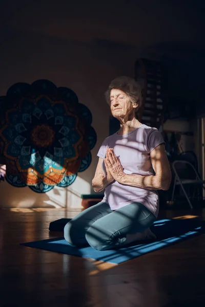 Meditation Zen Och Äldre Kvinna Som Gör Yoga Mörkt Rum — Stockfoto