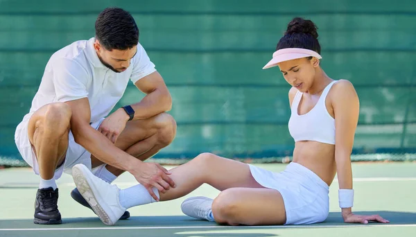 Тенісистка Жінка Травмовані Ноги Чоловіком Допомога Догляд Тенісному Корті Тренуваннях — стокове фото