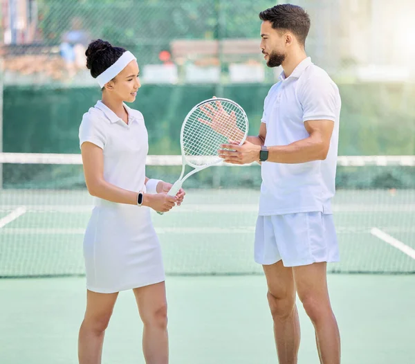 Tennis Court Coach Couple Talking Sports Game Tips Performance Exercise — Stock Photo, Image