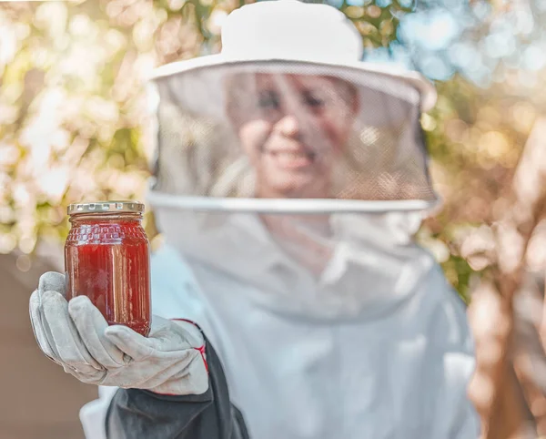 Kézzel Mézzel Üveggel Egy Méhésznővel Aki Vidéken Dolgozik Egy Természetes — Stock Fotó