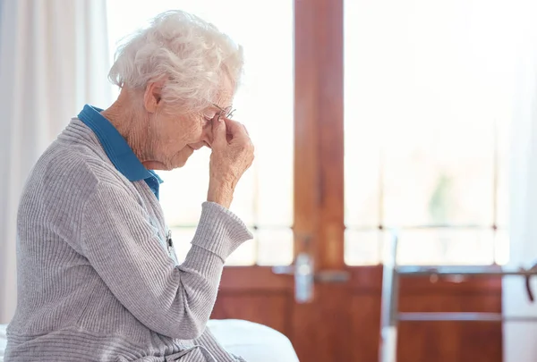 Oudere Vrouw Hoofdpijn Stress Met Angst Bejaardentehuis Eenzaam Verdrietig Met — Stockfoto
