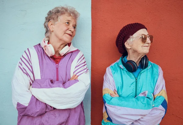 Mode Koptelefoon Oudere Vrouwen Stad Met Blauwe Rode Muur Achtergrond — Stockfoto