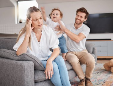 Aile, anne stresi ve baş ağrısı, babayla kanepe, hiper aktif enerji ve çocuk. Yorgun, bitkin ve bir kadınla oturma odasında çocuk ve babasıyla depresyonda.