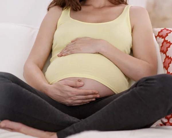 Bebé Bordo Cultivado Una Joven Embarazada Sala Estar — Foto de Stock