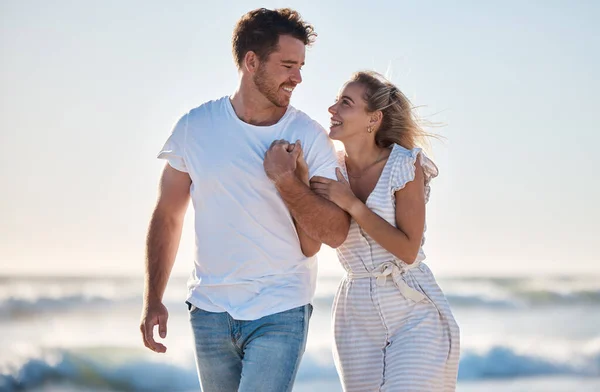 牵着手 爱和情侣在海滩上散步 享受着自由和高质量的假期支持 男人和女人在海上度假 — 图库照片