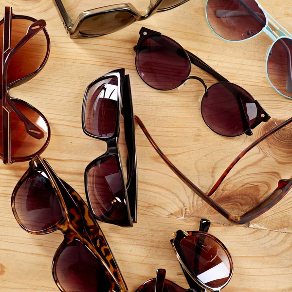 Vyber Kolekce Slunečních Brýlí Desce Stolu — Stock fotografie
