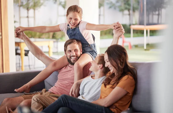 Família Feliz Sorriso Amor Brincando Sofá Para Qualidade Ligação Relaxar — Fotografia de Stock