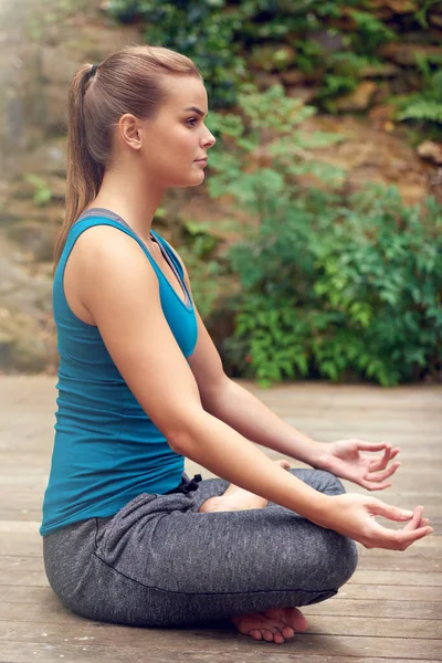 Fred Allt Jag Behöver Ung Kvinna Som Utövar Yoga Utomhus — Stockfoto