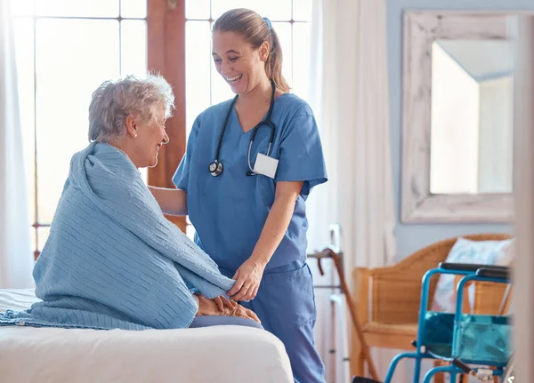 Pensioen Gezondheidszorg Oude Vrouw Met Verpleegster Slaapkamer Voor Ondersteuning Revalidatie — Stockfoto