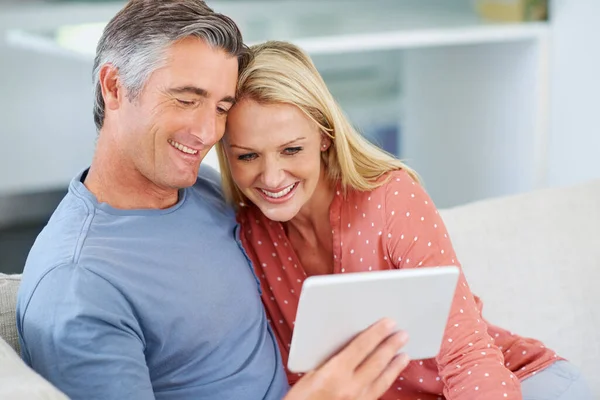 Have Look Mature Couple Relaxing Digital Tablet Home — Stock Photo, Image