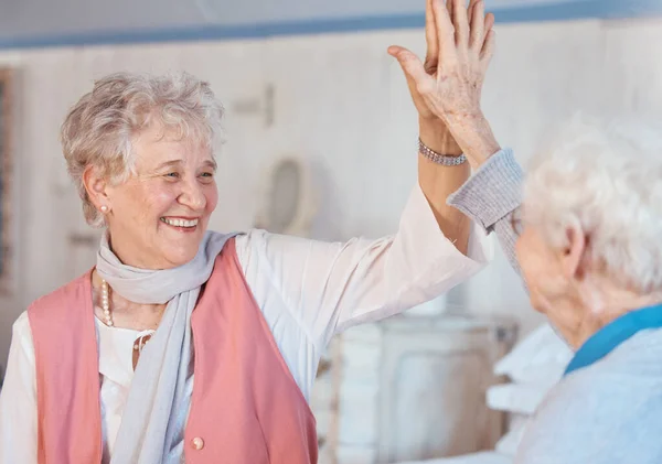 Starsze Kobiety Przybij Piątkę Przyjaciele Szczęśliwi Świętując Szczęśliwi Razem Domu — Zdjęcie stockowe