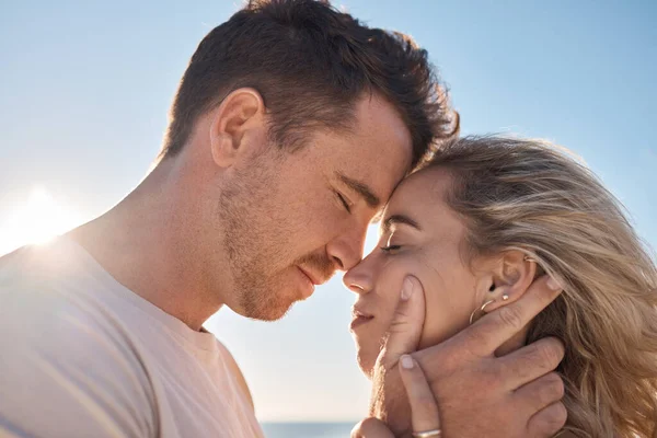 Couple Toucher Tête Amour Plage Gros Plan Avec Romance Soins — Photo