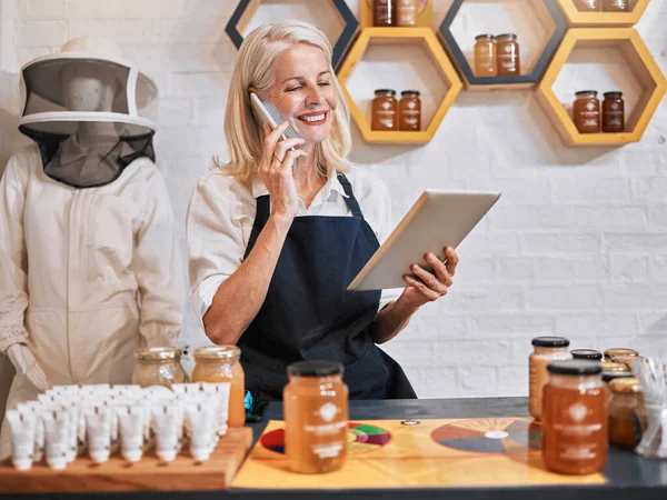 Small Business Woman Tablet Phone Call Honey Store Consulting Marketing — Stock Photo, Image