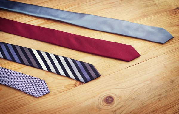Şık Görünmeye Çalış Masadaki Dört Kravatın Yakın Plan Çekimi — Stok fotoğraf