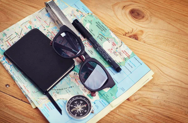 Bereit Für Einen Tag Voller Entdeckungen Sonnenbrille Notizbuch Kompass Und — Stockfoto