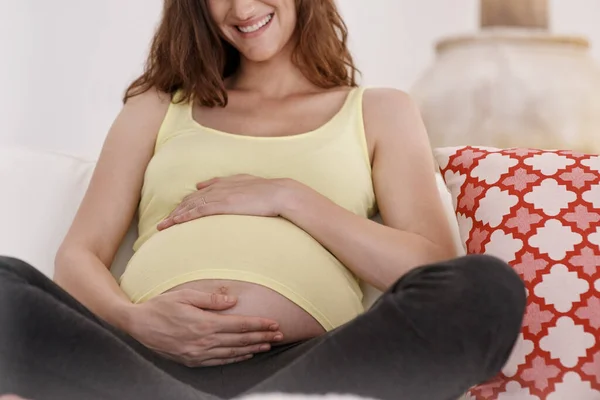 Gemaakt Met Liefde Een Jonge Zwangere Vrouw Haar Woonkamer — Stockfoto