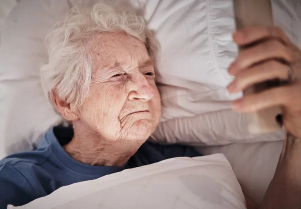 Telefon Gesicht Und Morgen Mit Einer Seniorin Die Bett Schlafzimmer — Stockfoto