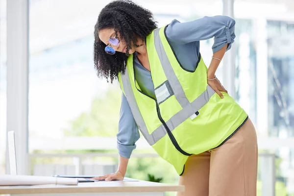 Mujer Dolor Espalda Trabajador Construcción Con Chaleco Seguridad Oficina Industria — Foto de Stock