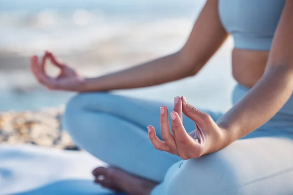 Yoga Meditación Manos Zen Mujer Playa Para Fitness Ejercicio Mindfulness — Foto de Stock