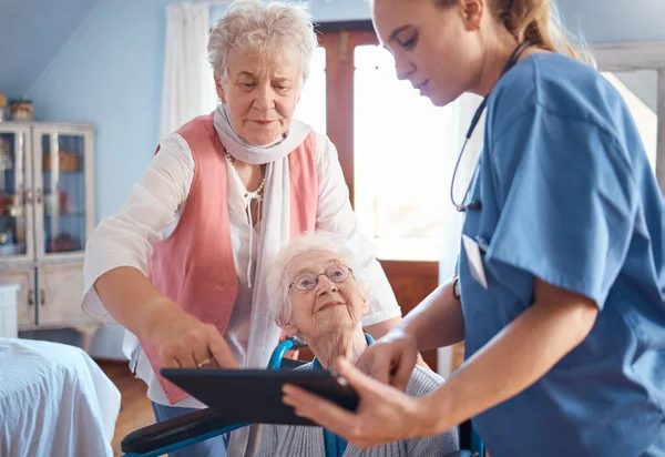 シニア女性 タブレットを持つ友人や看護師 学習や退職家でのデジタル技術に役立ちます 高齢者の女性 医療専門家や老人ホームで技術を支援する労働者 — ストック写真