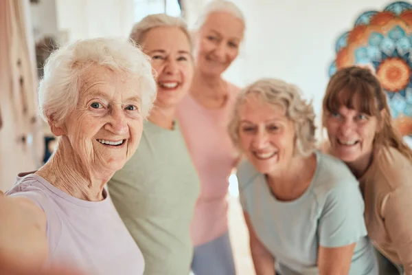 Äldre Kvinna Vänner Och Yoga Selfie För Hälsosam Wellness Zen — Stockfoto
