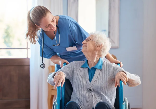 介護施設の車椅子に障害のある看護師 高齢者の女性 オーストラリアの老人ホームで障害者の高齢者の方々とお話をすることができます — ストック写真
