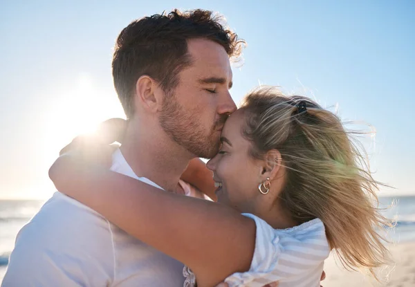 Stranden Kärleken Och Mannen Kysser Sin Fru Romantisk Semester Vid — Stockfoto