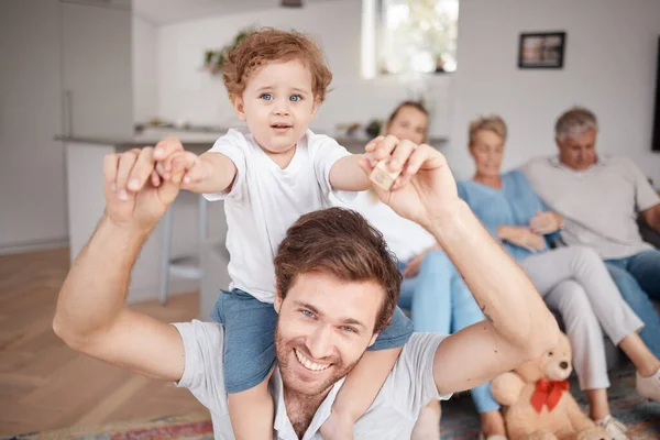 Šťastný Láska Otec Dítětem Rameni Při Hraní Sblížení Relaxaci Obývacím — Stock fotografie