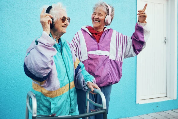 Zene Tánc Idős Nők Divat Városban Boldog Együtt Streaming Fejhallgató — Stock Fotó
