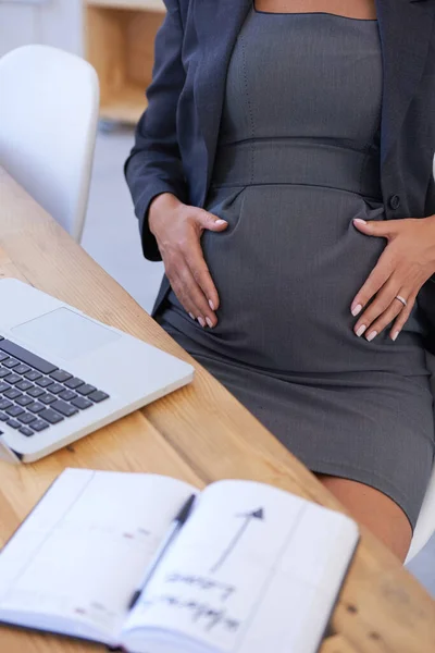 Čas Blíží Obchodní Žena Dotýkající Svého Těhotného Břicha — Stock fotografie