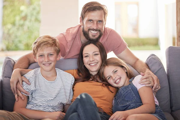 Familie Knuffel Woonkamer Bank Met Een Moeder Vader Kinderen Glimlachen — Stockfoto