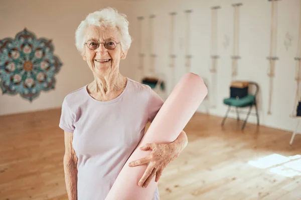 Yoga Mat Portret Van Een Oudere Vrouw Een Wellness Studio — Stockfoto