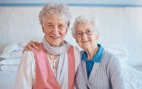Senior Kvinna Och Vänner Porträtt Äldreboende Med Omsorg Vänskap Och — Stockfoto