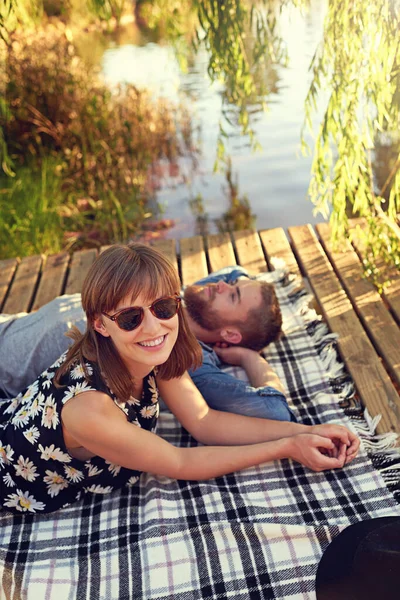 Die Beste Art Einen Sommertag Verbringen Ein Liebevolles Junges Paar — Stockfoto