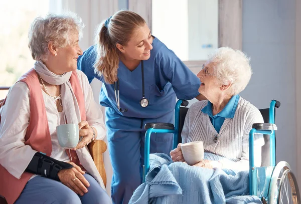 Verpleeghuis Zorg Verpleegkundige Met Senior Vrouwen Doen Gezondheidszorg Controle Onderzoek — Stockfoto